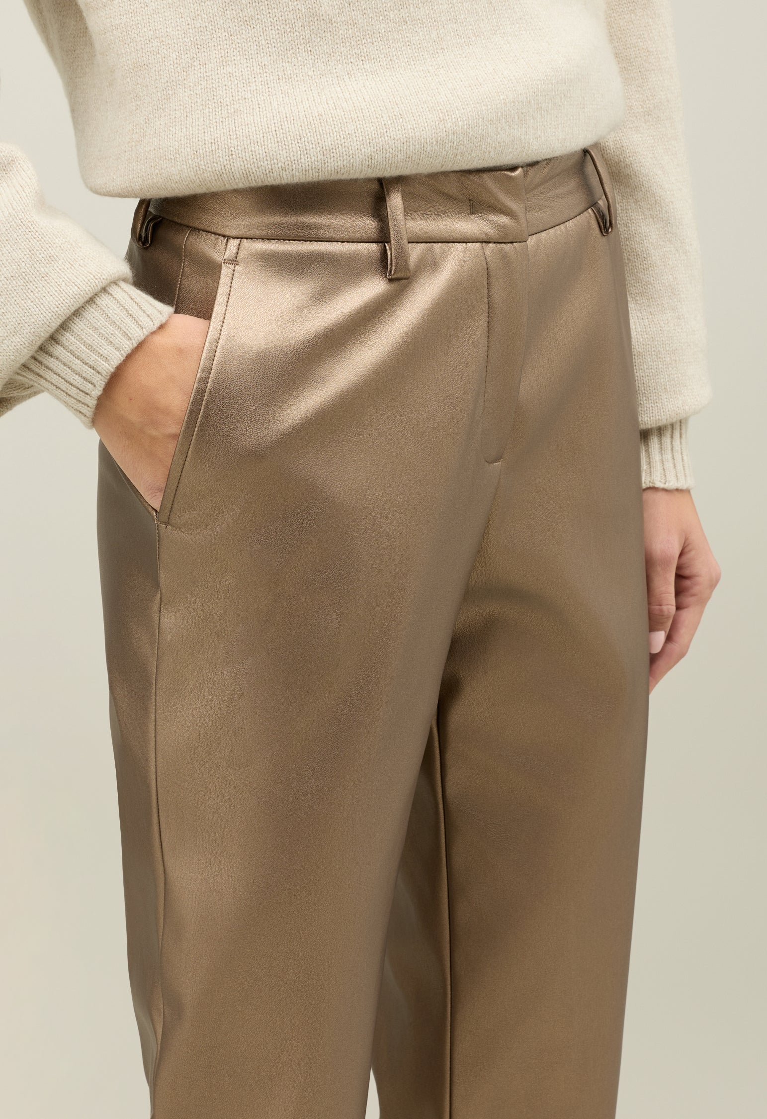 Pantalone Chino in pelle vegana oro - Image 3
