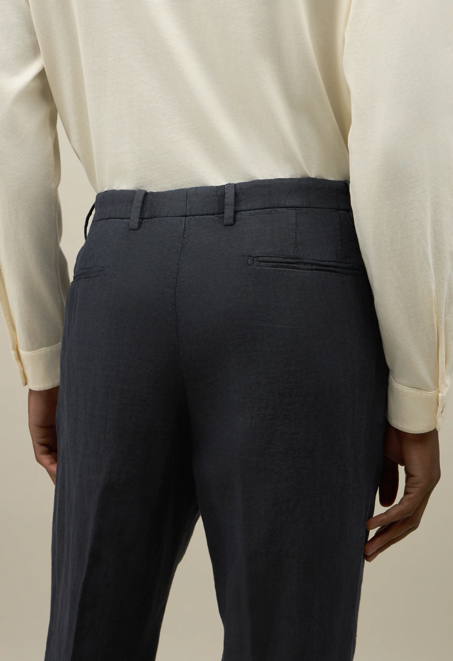 Pantalone in lino tinto in capo con due pinces blu - Image 3