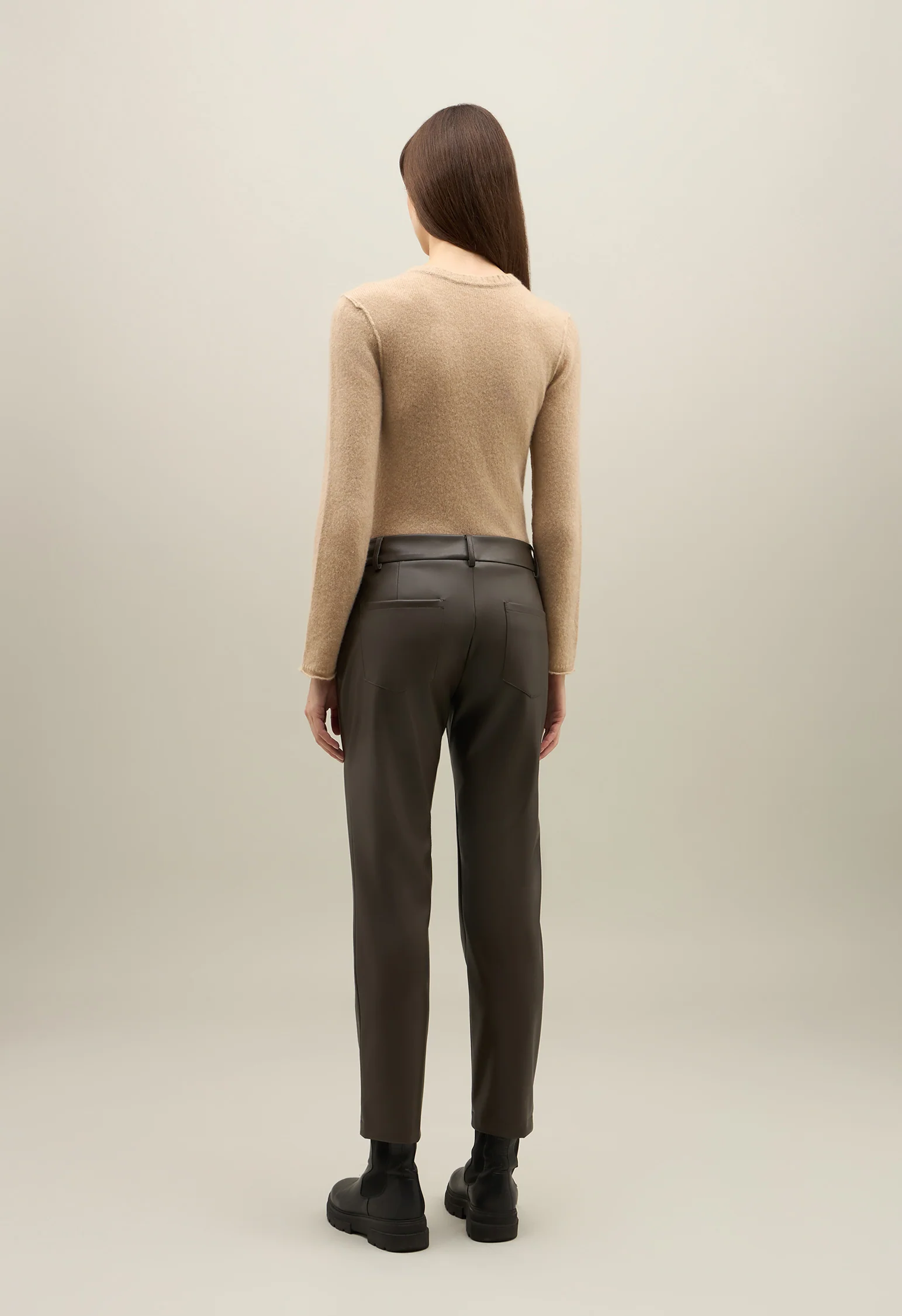 Pantalone in pelle vegana a 5 tasche verde - Image 2