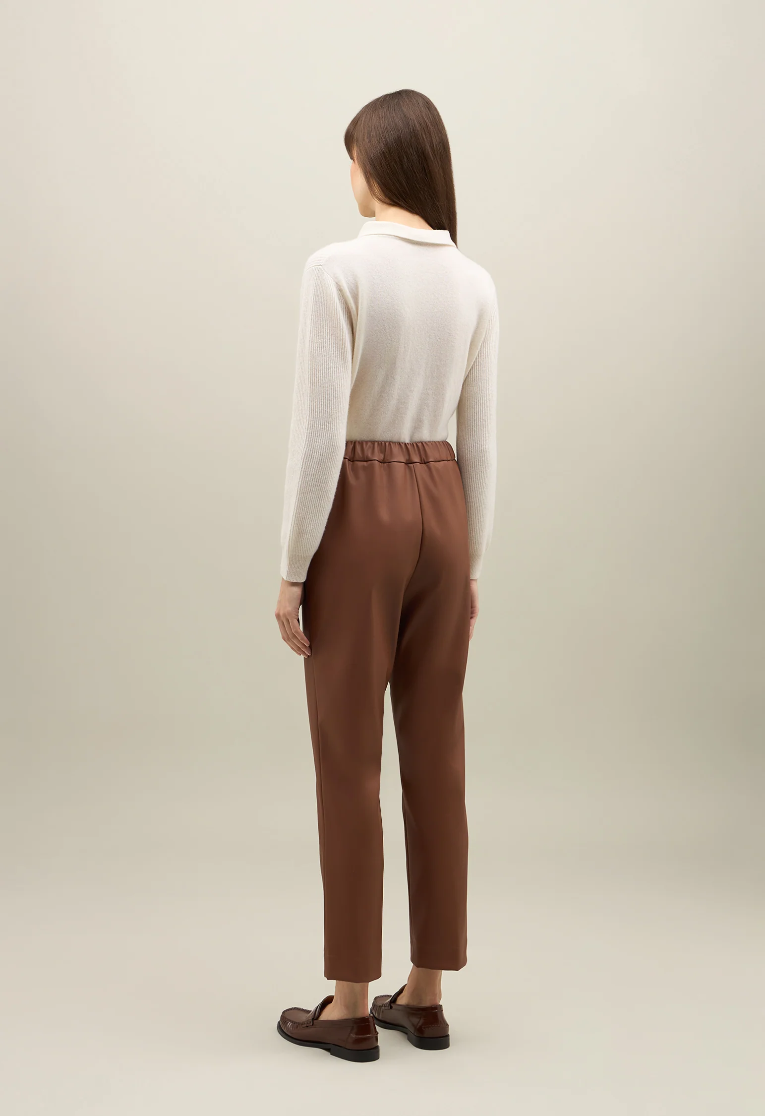 Pantalone in pelle vegana con pince marrone - Image 2